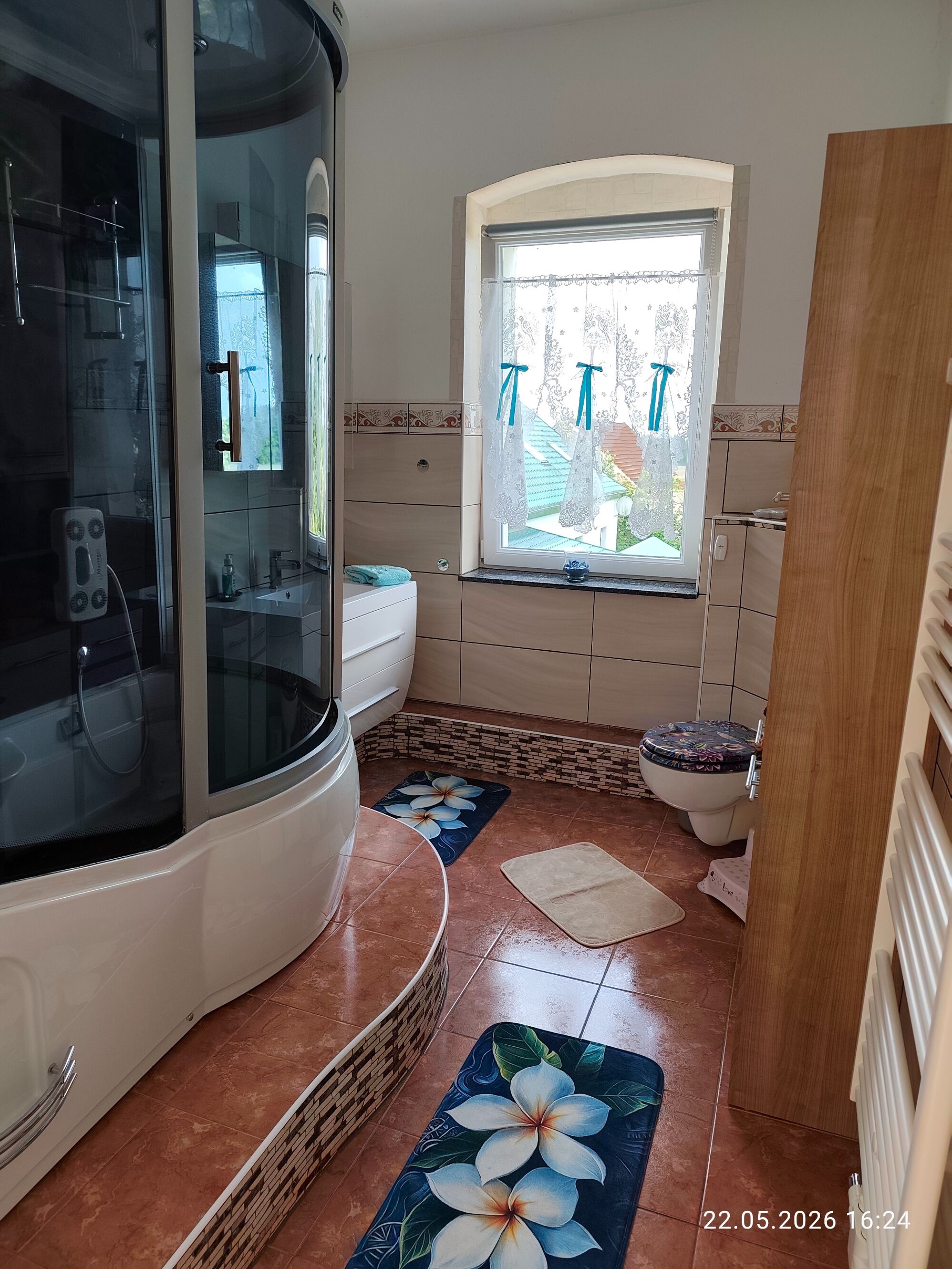 Badezimmer mit Waschbecken, WC, Dusch- Wannkombination Badezimmer mit Waschbecken, WC, Dusch- Wannkombination