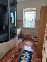Badezimmer mit Waschbecken, WC, Dusch- Wannkombination Badezimmer mit Waschbecken, WC, Dusch- Wannkombination