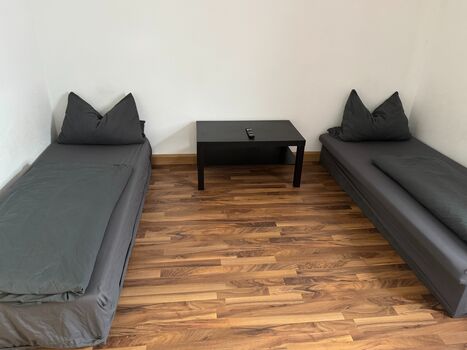 Helles Schlafzimmer mit getrennten Einzelbetten Helles Schlafzimmer mit getrennten Einzelbetten