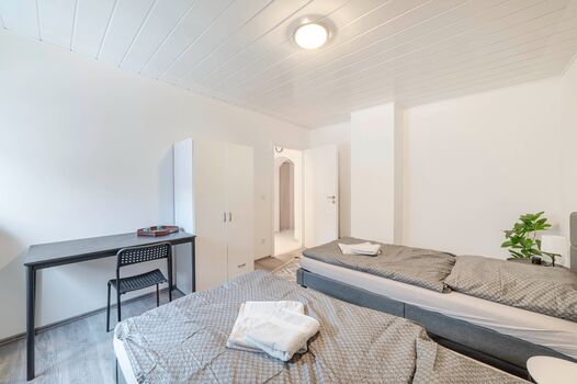 Schlafzimmer 1 mit Schreibtisch Schlafzimmer 1 mit Schreibtisch