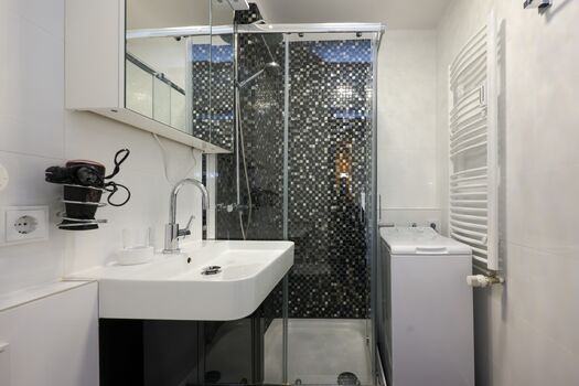 Bad mit Dusche und WC Bad mit Dusche und WC