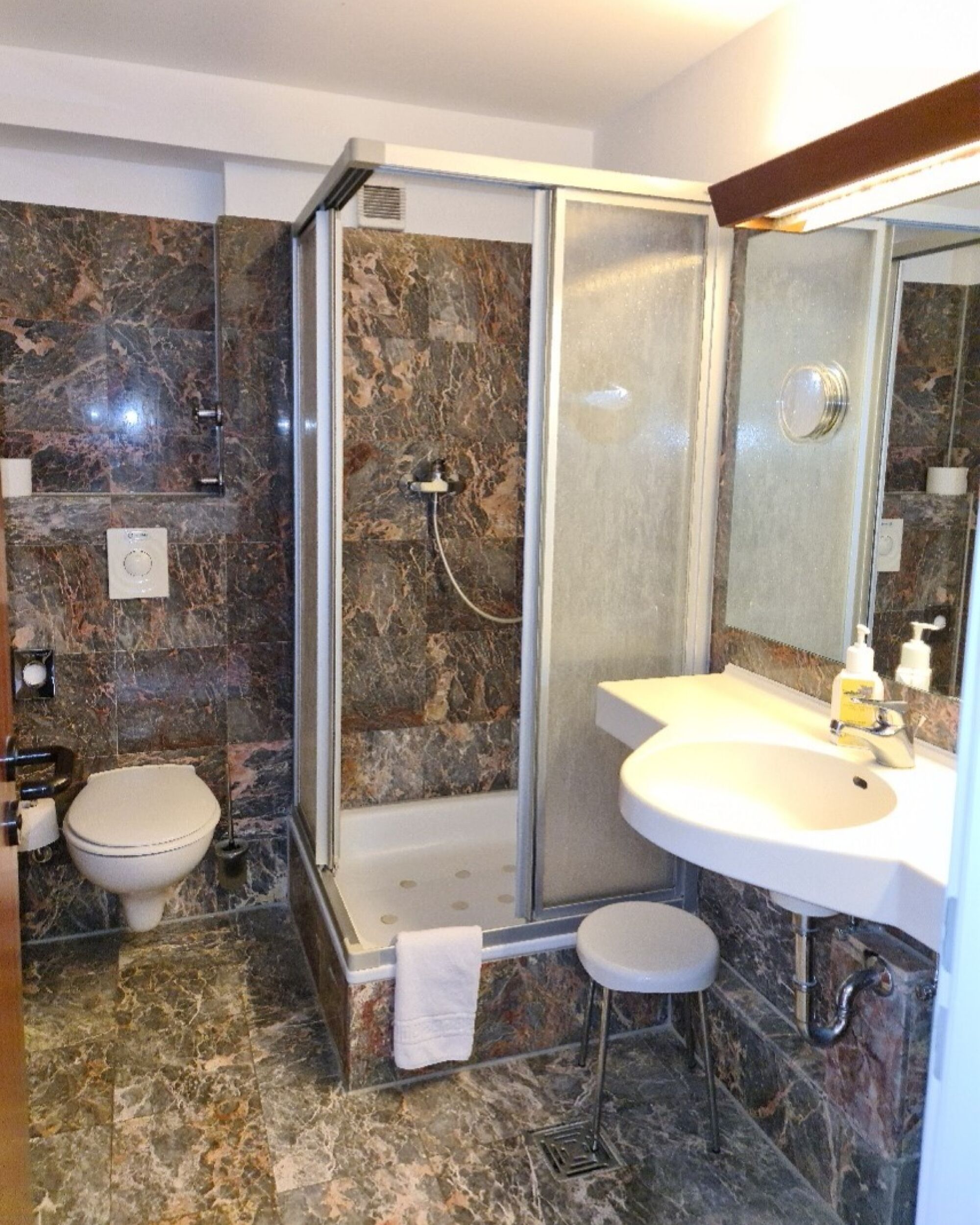 Bad mit Dusche & WC in jedem Apartment Bad mit Dusche & WC in jedem Apartment
