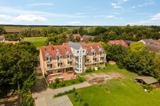 Gartenansicht mit Terrasse & Rasen Gartenansicht mit Terrasse & Rasen