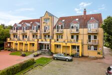 Ansicht von Westen mit Parkplatz vor dem Haus Ansicht von Westen mit Parkplatz vor dem Haus
