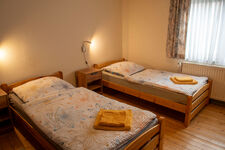 Zweibettzemmer mit angrenzendem Bad Zimmer 2 Zweibettzemmer mit angrenzendem Bad Zimmer 2