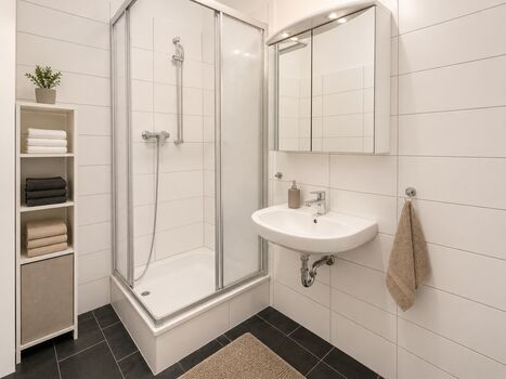 Badezimmer mit Dusche und WC Badezimmer mit Dusche und WC