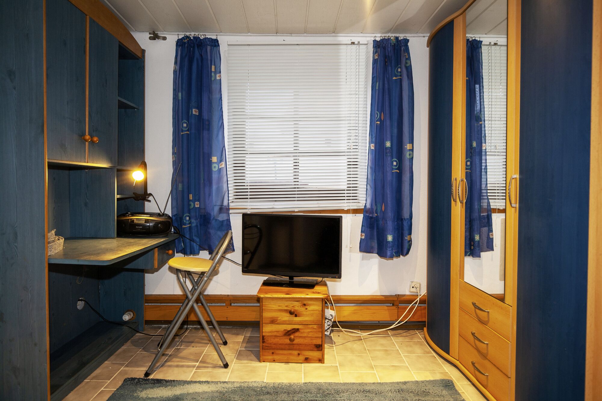 Schreibplatz, Kleiderschrank und Fernseher im Wohnraum Schreibplatz, Kleiderschrank und Fernseher im Wohnraum