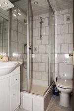 Duschbad, Waschtisch und Toilette Duschbad, Waschtisch und Toilette