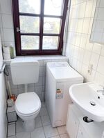 Pluto: WC und Waschmaschine im Badezimmer Pluto: WC und Waschmaschine im Badezimmer