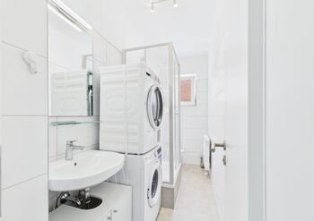 Bad mit Dusche, Waschmaschine & Trockner Bad mit Dusche, Waschmaschine & Trockner