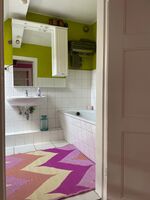 Kleines Vollbad mit Tageslicht, praktisch ausgestattet mit Badewanne, Waschbecken und Toilette. Handtüchern und eine kleiner Auswahl an Pflegeprodukten stehen kostenlos zur Verfügung. Kleines Vollbad mit Tageslicht, praktisch ausgestattet mit Badewanne, Waschbecken und Toilette. Handtüchern und eine kleiner Auswahl an Pflegeprodukten stehen kostenlos zur Verfügung.