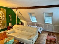 1. Schlafzimmer mit Doppelbett, Sofa, Sessel, Tisch, Sekretär und Fernseher 1. Schlafzimmer mit Doppelbett, Sofa, Sessel, Tisch, Sekretär und Fernseher