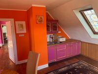 Voll ausgestattete Einbauküche, komfortabel eingerichtet, offen, großzügige gestaltet und ausgestattet mit vollständigem Geschirr, Besteck und Kochtöpfen Voll ausgestattete Einbauküche, komfortabel eingerichtet, offen, großzügige gestaltet und ausgestattet mit vollständigem Geschirr, Besteck und Kochtöpfen