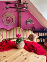 Wohnzimmer mit Holzofen zum Entspannen nach der Arbeit Wohnzimmer mit Holzofen zum Entspannen nach der Arbeit