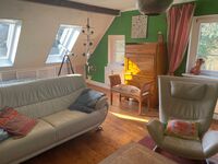 1. Schlafzimmer mit Doppelbett, Sofa, Sessel, Tisch, Sekretär und Fernseher 1. Schlafzimmer mit Doppelbett, Sofa, Sessel, Tisch, Sekretär und Fernseher