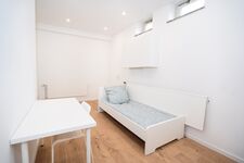 Schlafzimmer mit Einzelbett und Tisch Schlafzimmer mit Einzelbett und Tisch