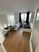 Schlafzimmer mit zwei Einzelbetten und Tisch Schlafzimmer mit zwei Einzelbetten und Tisch