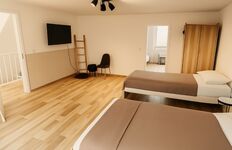 Durchgangszimmer mit 3 Betten (im Hintergrund Zugang zum Doppelzimmer) Durchgangszimmer mit 3 Betten (im Hintergrund Zugang zum Doppelzimmer)
