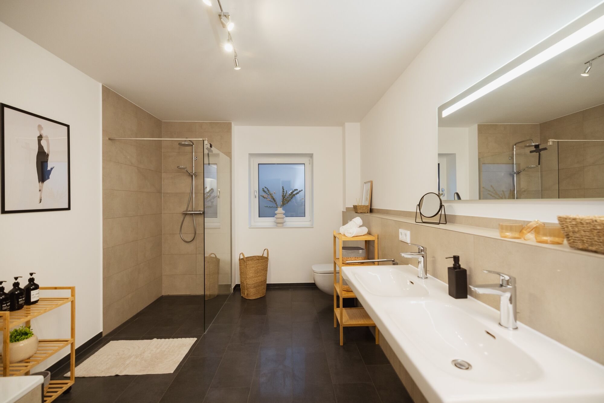 Großes Bad mit WC, Dusche und Badewanne Großes Bad mit WC, Dusche und Badewanne