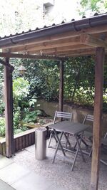 Hof mit überdachtem Raucherplatz Hof mit überdachtem Raucherplatz