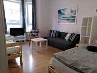2-Bett-Zimmer mit Schlafsofa und Fernseher 2-Bett-Zimmer mit Schlafsofa und Fernseher
