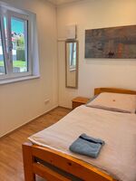 alle Zimmer mit großen Fenstern zum Garten alle Zimmer mit großen Fenstern zum Garten