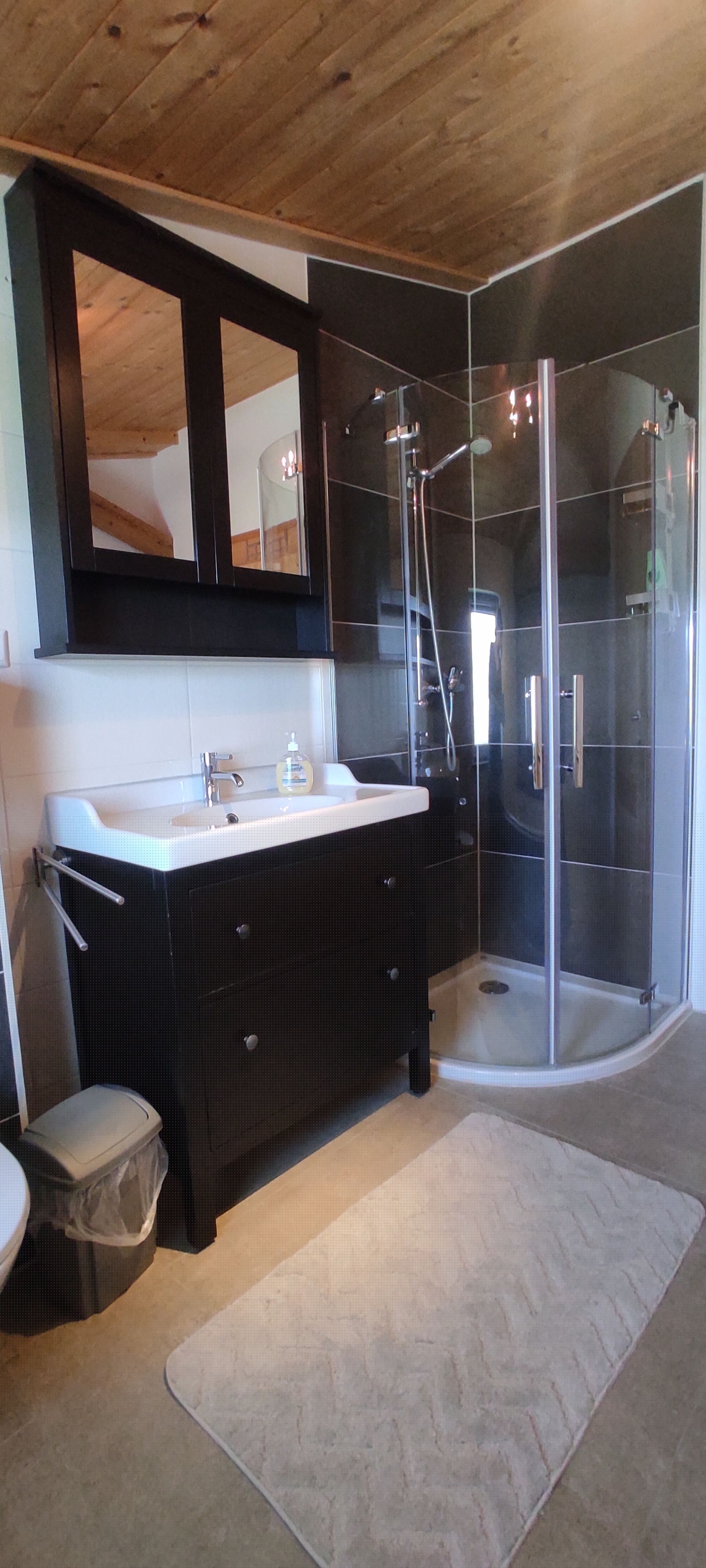 Bad mit Badewanne und Dusche Bad mit Badewanne und Dusche