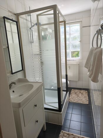 Badezimmer mit Dusche, WC und Fenster Badezimmer mit Dusche, WC und Fenster