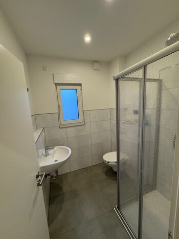 2 identische Bäder und ein weiteres im DG 2 identische Bäder und ein weiteres im DG