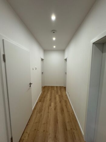 Große geräumige Flure, Dekoration und Schuhschränke kommen. Große geräumige Flure, Dekoration und Schuhschränke kommen.