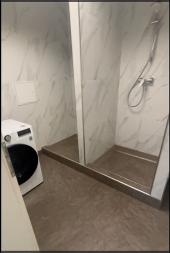 Beispiel einer Dusche, einer der Wohnungen Beispiel einer Dusche, einer der Wohnungen