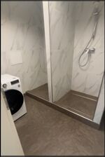 Beispiel einer Dusche, einer der Wohnungen Beispiel einer Dusche, einer der Wohnungen
