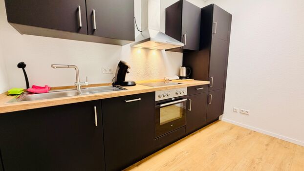 Vollausgestattete Küche mit Spülmaschine und Kaffeemschine Vollausgestattete Küche mit Spülmaschine und Kaffeemschine