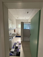 Bad mit Dusche und Toilette Bad mit Dusche und Toilette