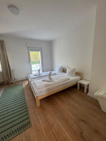 Moderne Unterkunft für Monteure mit Balkon und voll ausgestatteter Küche Moderne Unterkunft für Monteure mit Balkon und voll ausgestatteter Küche