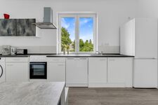 Voll ausgestattete EinbaukĂŒche mit Kochutensilien Voll ausgestattete EinbaukĂŒche mit Kochutensilien