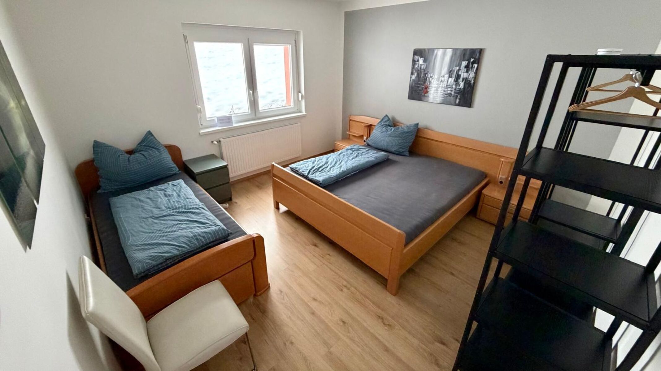 Großes Schlafzimmer mit Einzelbett und Doppelbett Großes Schlafzimmer mit Einzelbett und Doppelbett