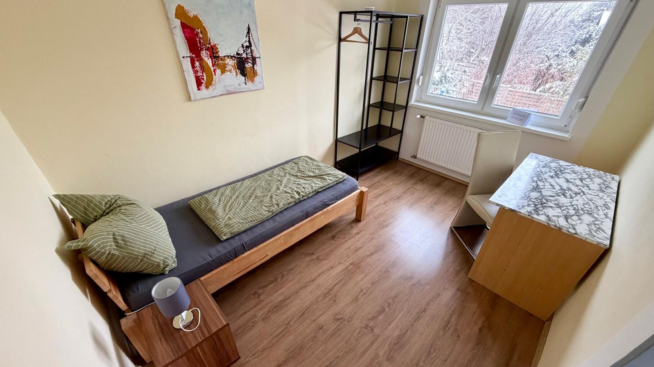 Einzelzimmer mit Einzelbett und Arbeitsplatz Einzelzimmer mit Einzelbett und Arbeitsplatz