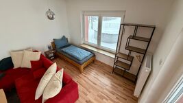 Wohnzimmer mit Einzelbett und Schlafcouch Wohnzimmer mit Einzelbett und Schlafcouch