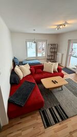 Wohnzimmer mit Einzelbett und Schlafcouch Wohnzimmer mit Einzelbett und Schlafcouch