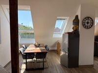 Einladender Esstisch mit großen Fenster Einladender Esstisch mit großen Fenster