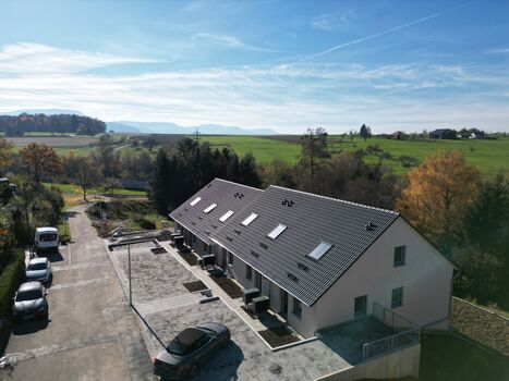 Hausansicht mit Parken Hausansicht mit Parken