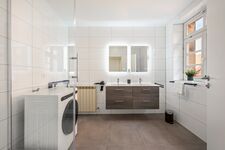 Bad mit WC 2. OG Bad mit WC 2. OG