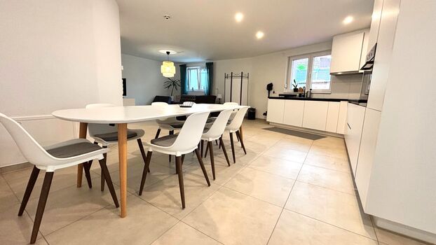 Der große Wohn-/Ess-/Kochbereich lädt zum Verweilen, gemeinsam Essen und entspannen ein. Wir bieten Platz für bis zu 8 Personen in der Unterkunft, aber auch auf der Freifläche. Der große Wohn-/Ess-/Kochbereich lädt zum Verweilen, gemeinsam Essen und entspannen ein. Wir bieten Platz für bis zu 8 Personen in der Unterkunft, aber auch auf der Freifläche.