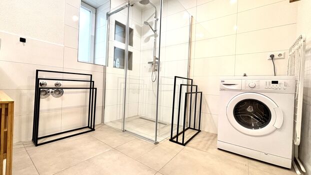 Geräumiges Badezimmer mit großer Duschkabine, Regendusche und Shampoo, sowie BodyWash. Eine Waschmaschine sowie Wäscheständer stehen Ihnen in der Unterkunft zur Verfügung. Geräumiges Badezimmer mit großer Duschkabine, Regendusche und Shampoo, sowie BodyWash. Eine Waschmaschine sowie Wäscheständer stehen Ihnen in der Unterkunft zur Verfügung.