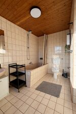 Badezimmer mit Badewanne und Duschvorhang Badezimmer mit Badewanne und Duschvorhang