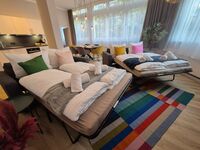 Wohnzimmer mit zwei Sofas die mit einem Handgriff zu Betten mit 1,40m Breite, Matratze und Lattenrost umgebaut werden können. Wohnzimmer mit zwei Sofas die mit einem Handgriff zu Betten mit 1,40m Breite, Matratze und Lattenrost umgebaut werden können.
