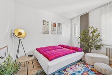 Helles Schlafzimmer mit Doppelbett & buntem Teppich – ankommen und durchatmen in Saarburg Helles Schlafzimmer mit Doppelbett & buntem Teppich – ankommen und durchatmen in Saarburg