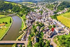 Weitläufige Drohnenaufnahme der gesamten Saarburger Altstadt mit Fluss, Burg und Weinbergen, Standor Weitläufige Drohnenaufnahme der gesamten Saarburger Altstadt mit Fluss, Burg und Weinbergen, Standor
