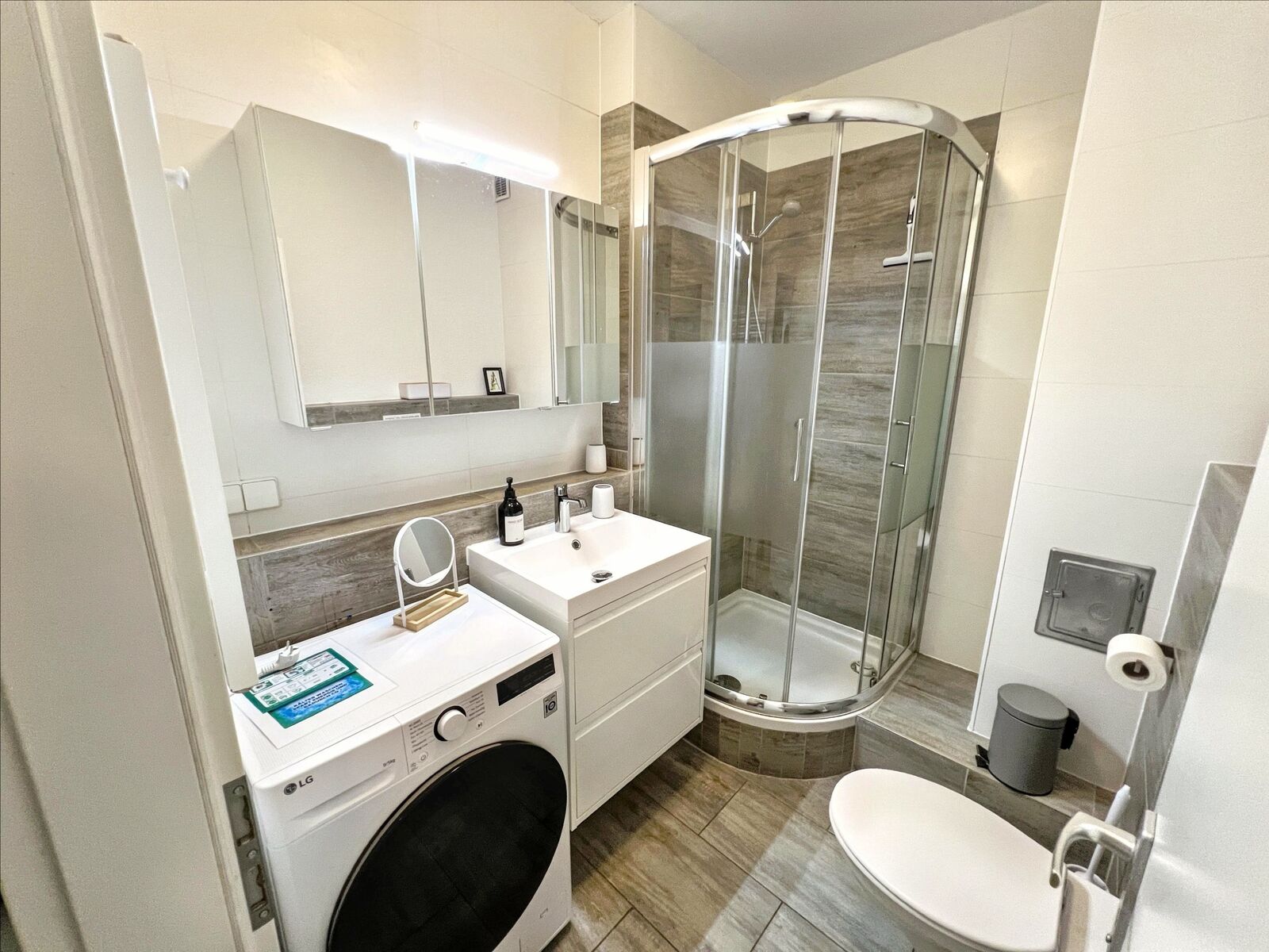 Bad mit Dusche, Waschtrockner und WC Bad mit Dusche, Waschtrockner und WC